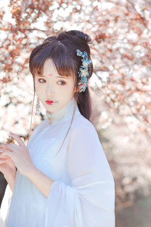 美女脱内衣禁止18以下:视频